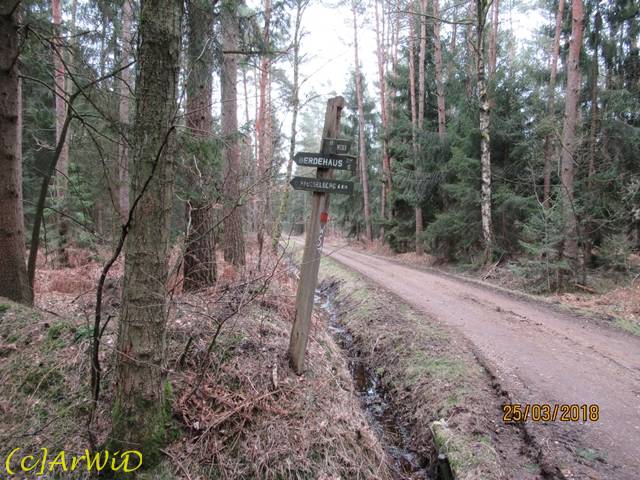 ©Hölzerner Wegweiser am Graben (1)